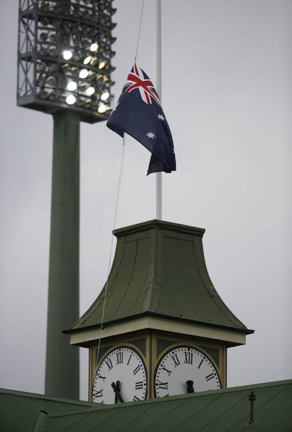 Bandiera australiana a mezz&#39;asta al Sydney Cricket Ground: Philip Hughes non ce l&#39;ha fatta. Reuters